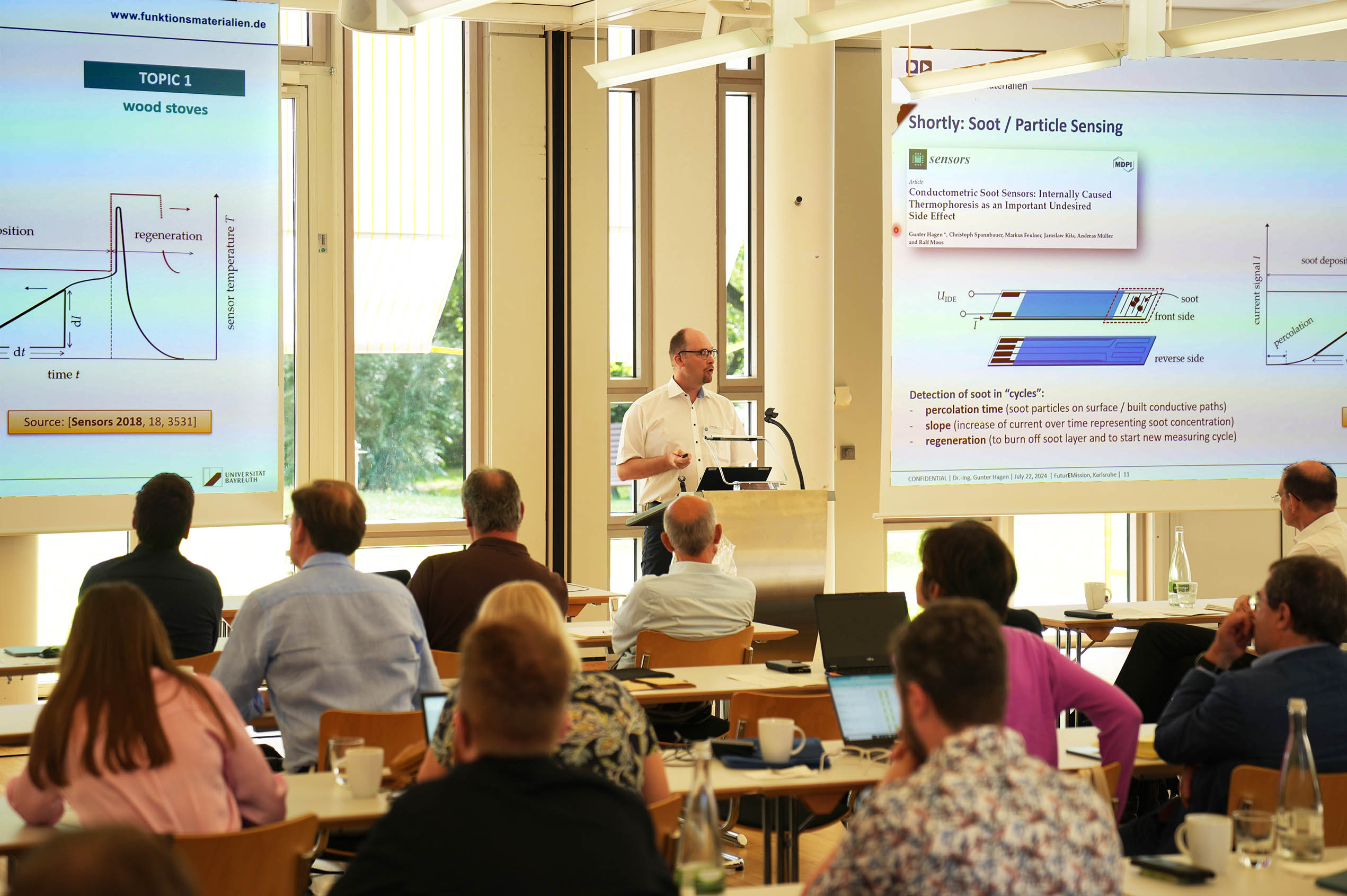 Dr.-Ing. Gunter Hagen stellt Aktivitäten aus dem Keylab Clean Air des Zentrums für Energietechnik (ZET) der Universität Bayreuth auf der FuturEMission-Konferenz in Karlsruhe vor