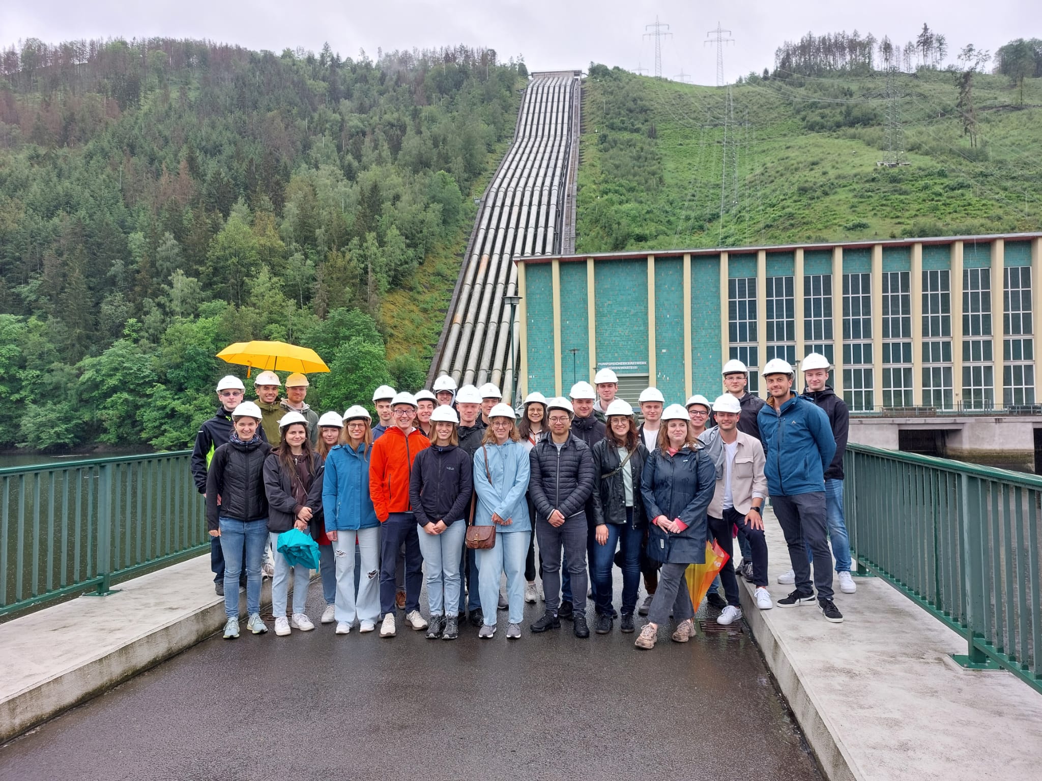 Franz Wittmann und Tim Herrmannsdörfer zusammen mit den Teilnehmer/-innen der energietechnischen Exkursion bei der Werksführung im Pumpspeicherkraftwerk Hohenwarte II